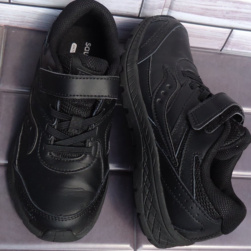 SIZE 1.5. SAUCONY black leather sneaker shoes.